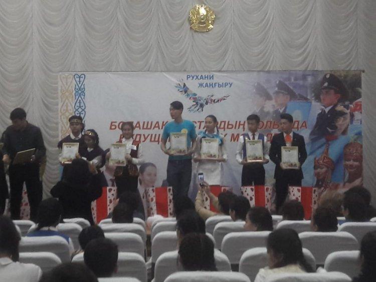 Мектеп белсенділері «Болашақ жастардың қолында» атты қалалық фестивальдің «Үш тілді қатынас жолын насихаттау» атты номинация иегері атанды