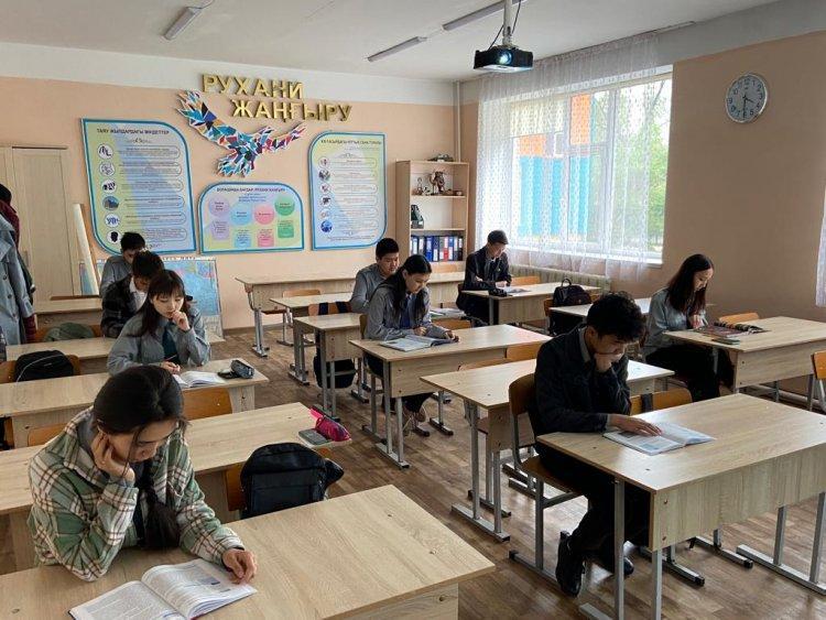 Оқуға құштар мектеп  жобасы аясында "Кітап-өмір азығы" сынып сағаты