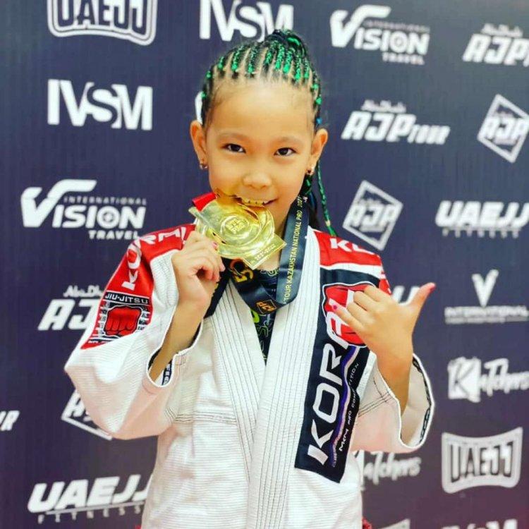 Абу-Даби Джиу Джитсу жарысынан оқушымыз Сара  бас жүлдені жеңіп алып , чемпион атанды!